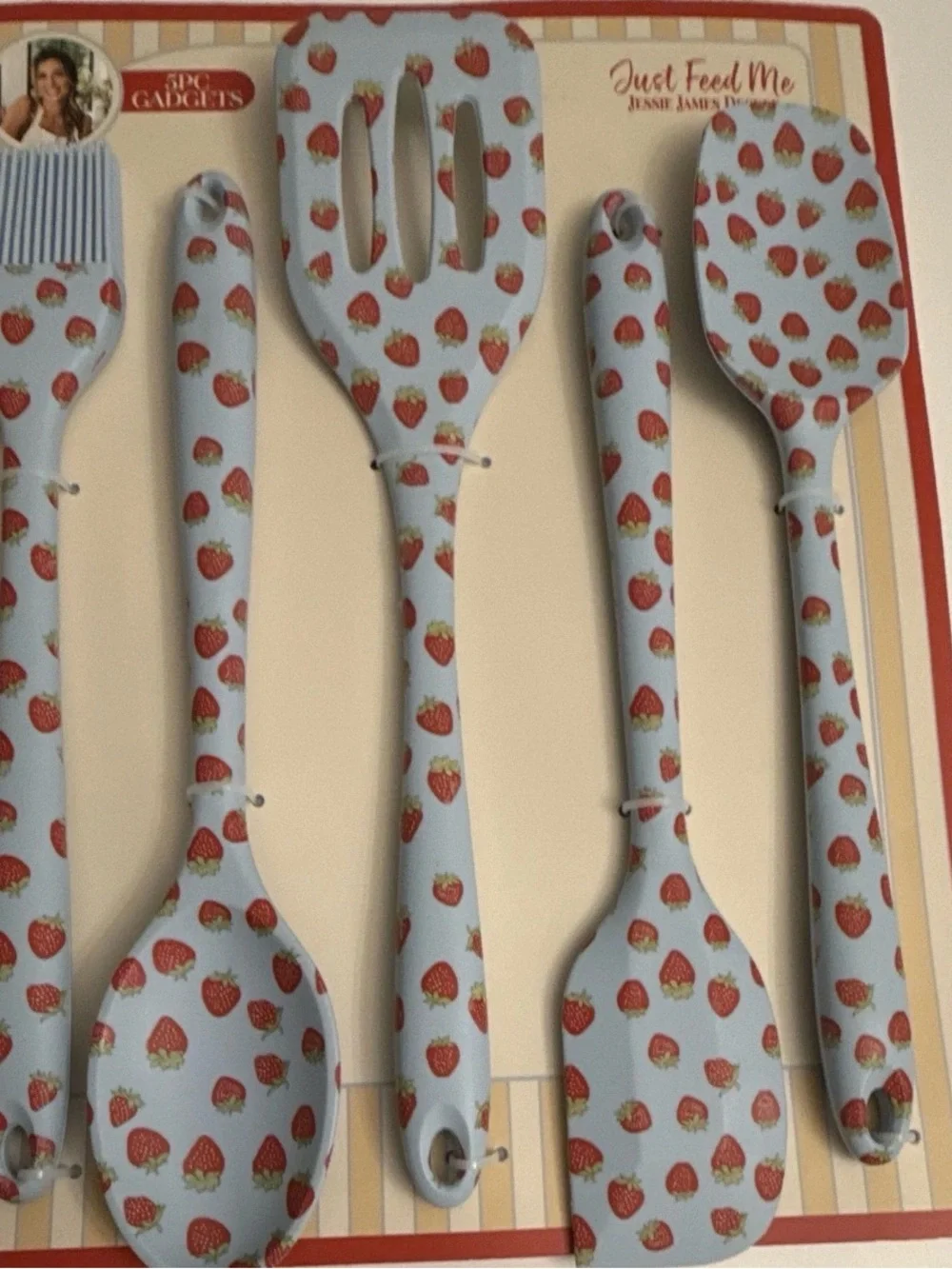 Ruffle Edge Cutting Board 18.5” and 5 piece utensil set